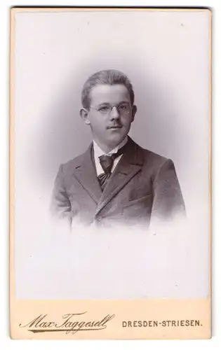 Fotografie Max Taggesell, Dresden-Striesen, Augsburgerstrasse 9, Portrait junger Herr im Anzug mit Brille