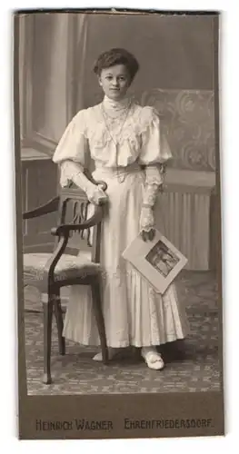 Fotografie Heinrich Wagner, Ehrenfriedersdorf, Chemnitzerstrasse, Portrait junge Dame im weissen Kleid