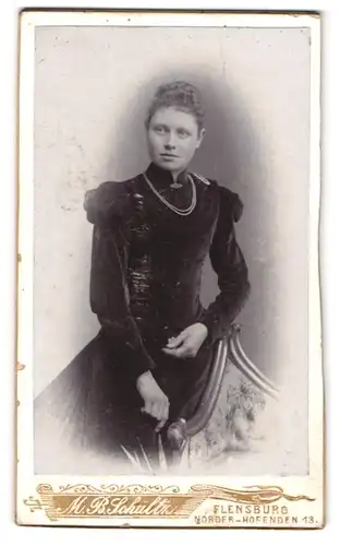 Fotografie M. B. Schultz, Flensburg, Norderhofenden 13, Portrait junge Dame im Samtkleid