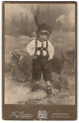 Fotografie X. Simson, Rosenheim, Münchenerstrasse 6, Portrait kleiner Junge in Tracht