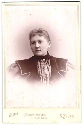 Fotografie S. Young, New York, N. Y., 17 Union Square, Portrait junge Dame mit zurückgebundenem Haar