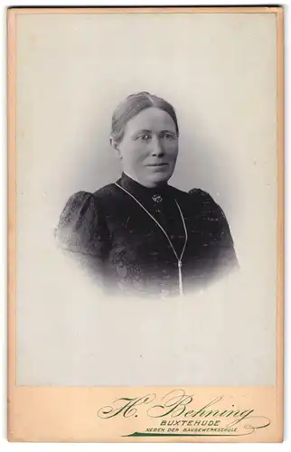 Fotografie H. Behning, Buxtehude, Portrait ältere Dame mit hochgestecktem Haar