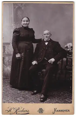 Fotografie H. Richers, Hannover, Celler-Strasse 146, Portrait älteres Paar in eleganter Kleidung
