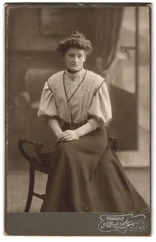 Fotografie Albert Schou jun., Kobenhavn, Frederiksborggade 1, Portrait junge Dame in hübscher Bluse und Rock