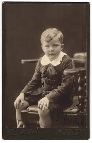 Fotografie Alfred Müller, Köbenhavn, Vesterbrogade 41, Portrait kleiner Junge in hübscher Kleidung