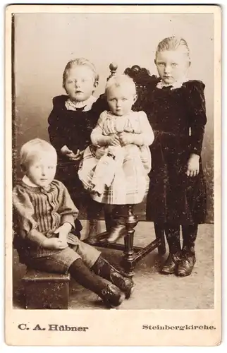 Fotografie C. A. Hübner, Steinbergkirche, Portrait vier Kinder in zeitgenössischer Kleidung