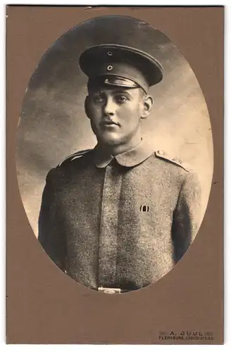 Fotografie A. Juul, Flensburg, Grosse Strasse 35, Portrait Soldat in Uniform mit Schirmmütze