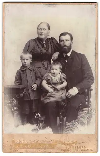 Fotografie M. B. Schultz, Flensburg, Norderhofenden 13, Portrait bürgerliches Paar mit zwei Kindern