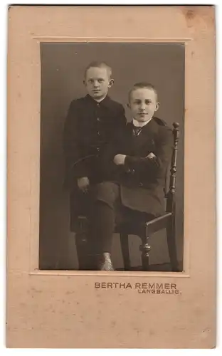 Fotografie Bertha Remmer, Langballig, Portrait zwei Jungen in modischer Kleidung