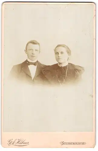 Fotografie G. A. Hübner, Steinbergkirche, Portrait junges Paar in eleganter Kleidung