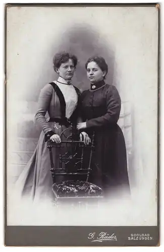 Fotografie G. Räder, Salzungen, Portrait zwei Damen in modischen Kleidern