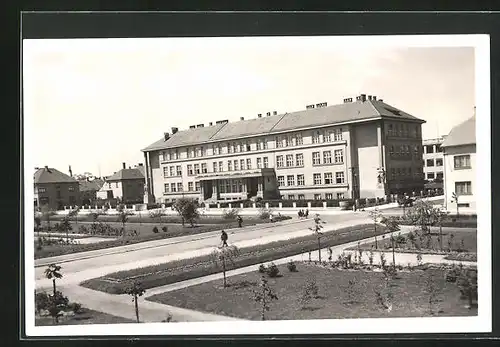 AK Göding / Hodonin, Strassenpartie mit Gebäudeansicht