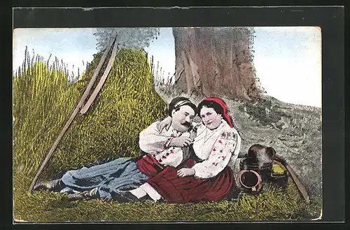 AK Kleinrussische Typen, Russisches Paar in Tracht sitzt unterm Baum