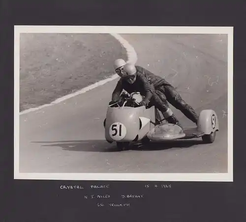 Fotoalbum 93 Fotografien Auto - & Motorradrenen Brands Hatch - Crystal Palace, 1966-69 Porsche, Norton, Triumph, Ferrari