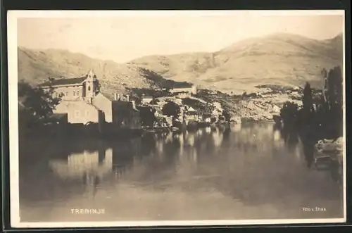 AK Trebinje, Ortschaft vom spiegelglatten Fluss gesehen