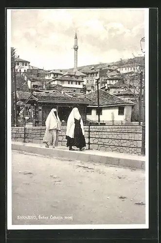 AK Sarajewo, verschleierte Einheimische Frauen, Minarett einer Moschee im Hintergrund