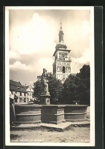 AK Nové Mesto na Morave, Blick vom Brunnen zum prächtig bemalten Kirchturm