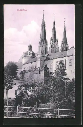 AK Olmütz / Olomouc, Gebäude vor Kirchtürmen