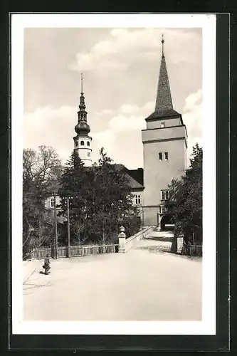 AK Tovacov, Strassenpartie mit Torturm und Kirchturm