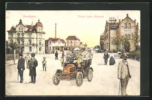 AK Saulgau, Bahnhof, elegante Herrschaften in Automobil