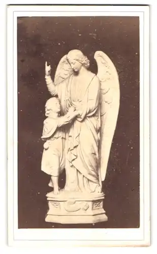 Fotografie unbekannter Fotograf und Ort, Statue Engel mit kleinem Mädchen