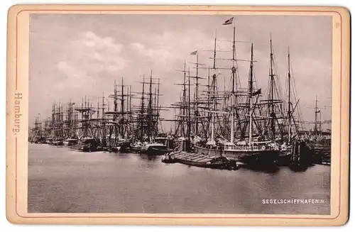 Fotografie unbekannter Fotograf, Ansicht Hamburg, Blick auf den Segelschiffhafen IV.