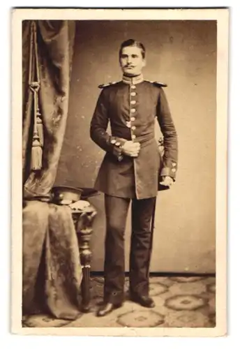 Fotografie Carl Suck, Berlin, Friedrichstr. 73, Portrait von Cöllen in Uniform mit Epauletten, Adel Mecklenburg