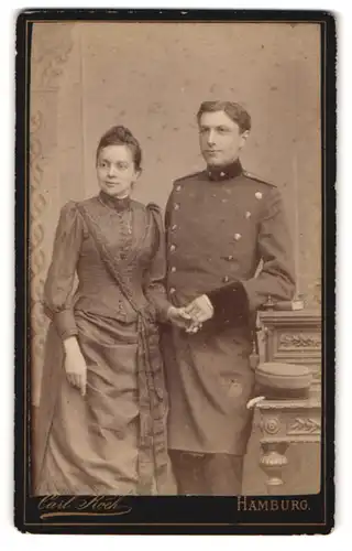 Fotografie Carl Koch, Hamburg, Neuerwall 30, Portrait Soldat in Uniformrock mit Krätzchen nebst seiner Frau