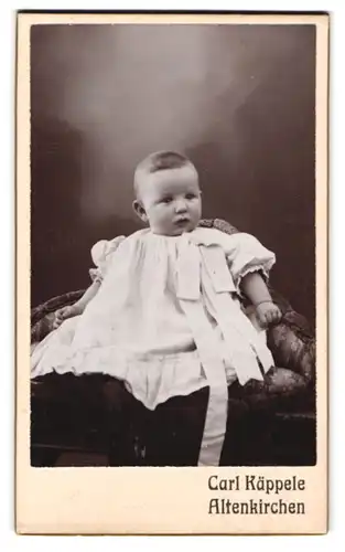 Fotografie K. Käppele, Altenkirchen, Wilhelmstrasse 19, Portrait süsses Kleinkind im Kleid