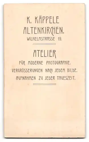 Fotografie K. Käppele, Altenkirchen, Wilhelmstrasse 19, Portrait süsses Kleinkind im Kleid