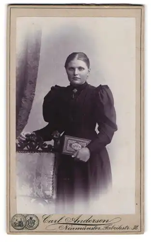 Fotografie Carl Andersen, Neumünster, Fabrikstrasse 38, Portrait junge Dame im Kleid mit einem Buch