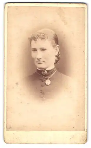 Fotografie Edwin Grant, Swindon /Wilts, Portrait junge Dame mit Kragenbrosche und Amulett
