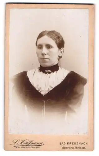 Fotografie L. Kauffmann, Bad Kreuznach, Portrait junge Dame im Kleid mit Kragenbrosche