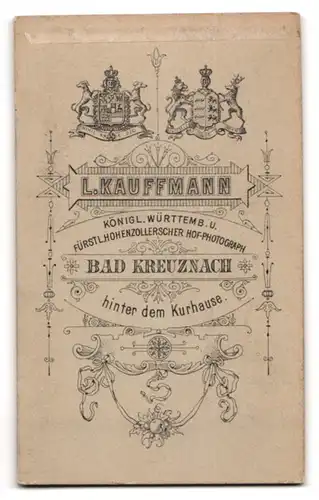 Fotografie L. Kauffmann, Bad Kreuznach, Portrait junge Dame im Kleid mit Kragenbrosche