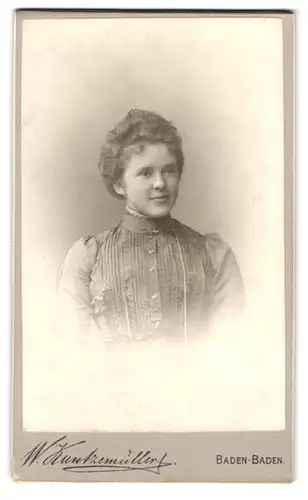 Fotografie W. Kuntzemüller, Baden-Baden, Friedrich-Strasse 1, Portrait junge Dame in hübscher Kleidung
