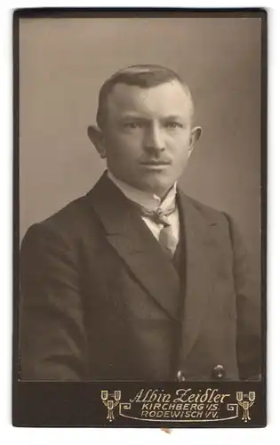 Fotografie Albin Zeidler, Kirchberg i /S., Neumarkt 238, Portrait junger Herr im Anzug mit Krawatte