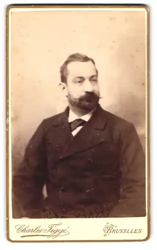 Fotografie Charles Figgé, Bruxelles, 19, Rue Neuve, 19, Portrait eleganter Herr mit Vollbart
