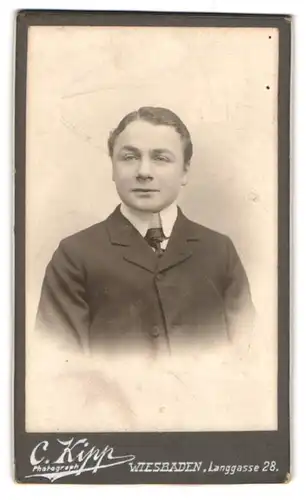 Fotografie C. Kipp, Wiesbaden, Landgasse 28, Portrait junger Herr im Anzug mit Krawatte