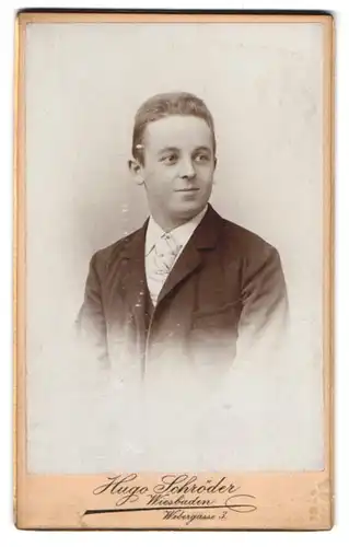 Fotografie Hugo Schröder, Wiesbaden, Webergasse 3, Portrait junger Herr im Anzug mit Krawatte