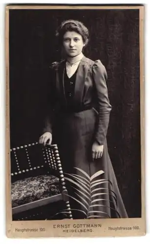 Fotografie Ernst Gottmann, Heidelberg, Hauptstrasse 100, Portrait junge Dame im modischen Kleid