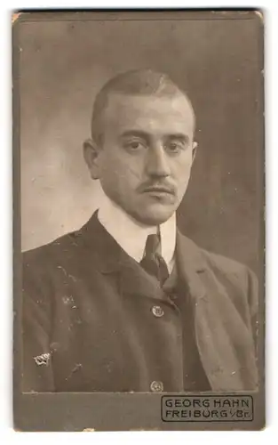 Fotografie Georg Hahn, Freiburg i /Br., Kaiserstrasse 24, Portrait junger Herr im Anzug mit Krawatte