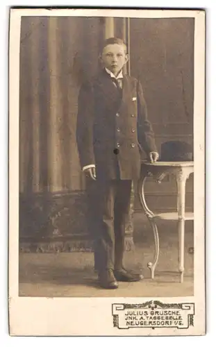 Fotografie Julius Grusche, Neugersdorf i /S., Portrait junger Mann im Anzug mit Krawatte