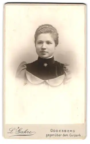 Fotografie L. Gahre, Godesberg, Portrait junge Dame im modischen Kleid