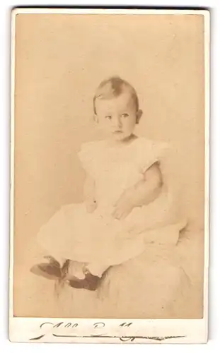 Fotografie Albert Meyer, Berlin-X., Alexander-Strasse 45, Portrait kleines Mädchen im weissen Kleid