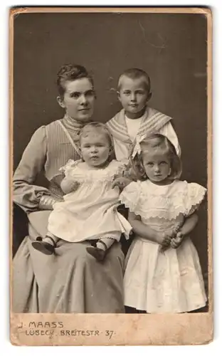 Fotografie J. Maass, Lübeck, Breitestrasse 37, Portrait bürgerliche Dame mit zwei Kindern und Kleinkind