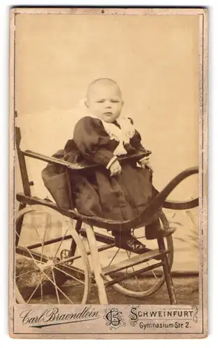 Fotografie Carl Braendlein, Schweinfurt, Gymnasium-Strasse 2, Portrait süsses Kleinkind im Kleid im Kinderwagen