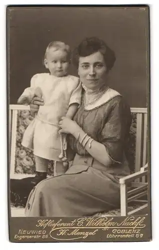 Fotografie C. Wilhelm Nachf., Koblenz, Löhrrondell 5 a, Portrait bürgerliche Dame mit kleinem Mädchen an der Hand