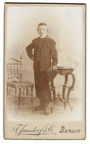 Fotografie A. Jandorf & Co., Berlin-C., Spittelmarkt 16-17, Portrait junger Mann in modischer Kleidung