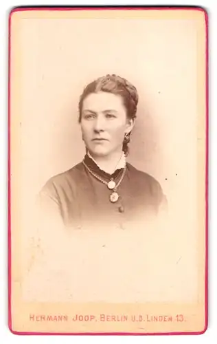 Fotografie Hermann Joop, Berlin, Unter den Linden 13, Portrait junge Dame mit Hochsteckfrisur und Amulett