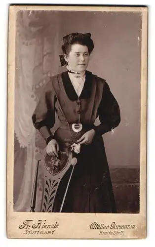 Fotografie Fr. Kienzle, Stuttgart, Breite St. 2, Portrait junge Dame im modischen Kleid